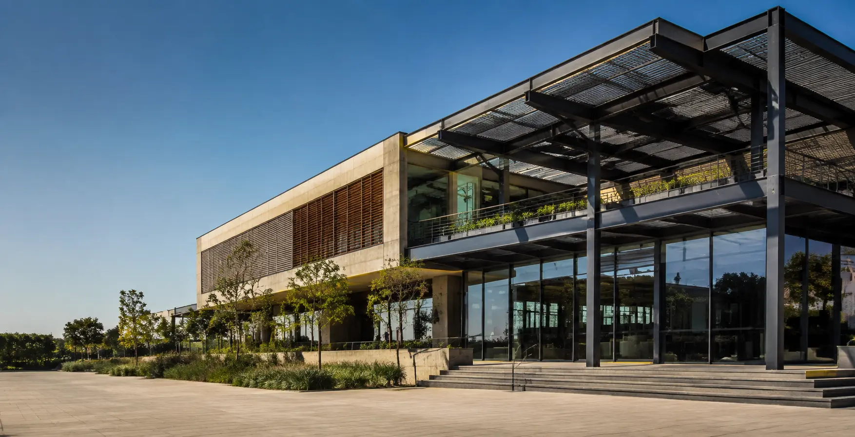 Edificação contemporânea com estrutura metálica, concreto e vidro
